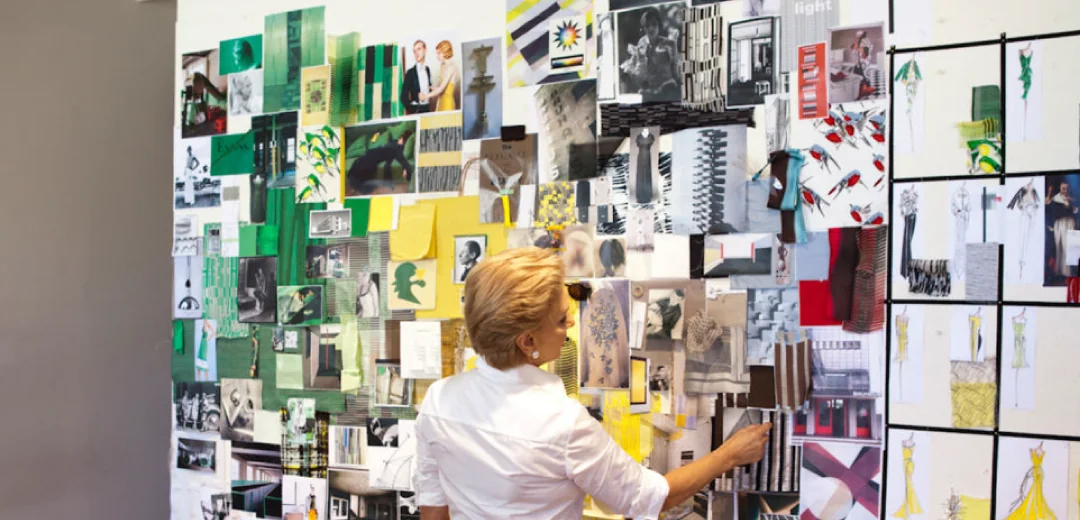 Diseñadora armando un moodboard de moda para una colección