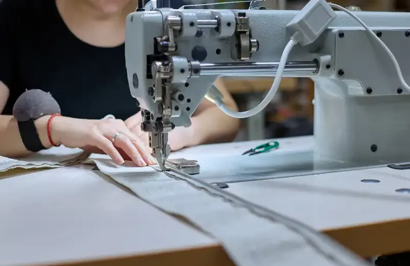 ¿Cómo encontrar fabricantes de ropa en pequeñas cantidades para marcas emergentes?