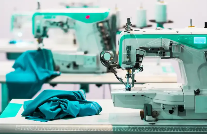 ¿Cómo encontrar fabricantes de ropa en pequeñas cantidades para marcas emergentes?