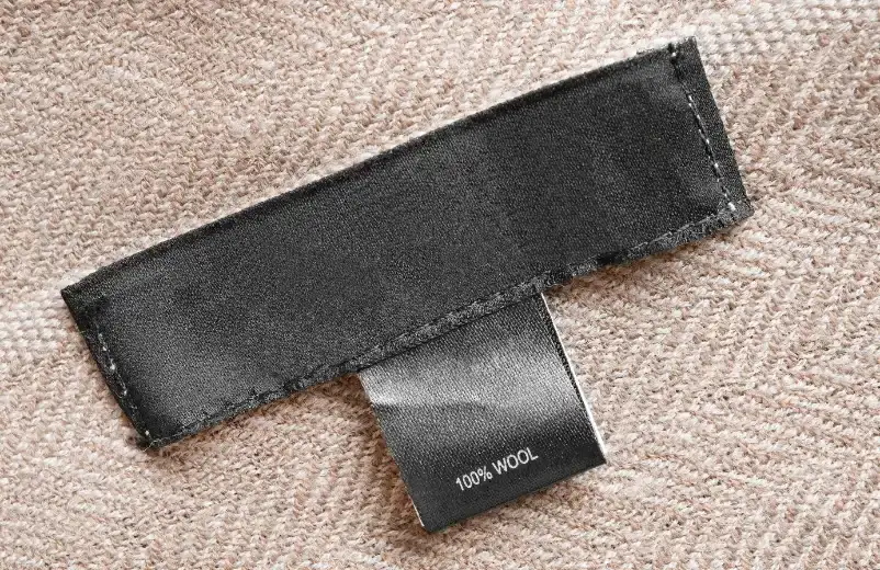 Ropa con etiqueta privada vs. Prendas personalizadas: ¿Cuál es la elección correcta?
