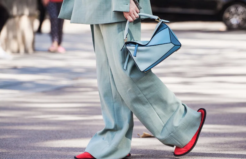 Street style look with wide mint trousers, a blue handbag and red shoes