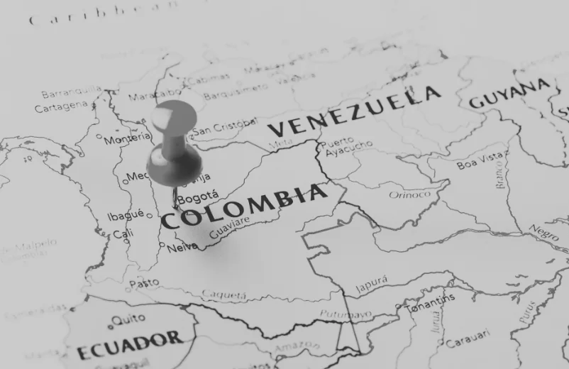 Mapa del norte de Suramérica con un alfiler sobre Colombia