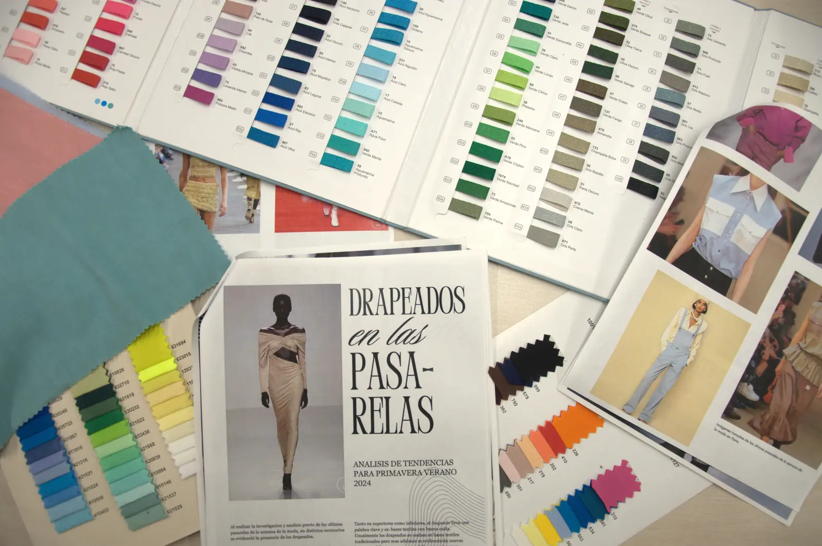 Amplia carta de colores textiles EKA con muestras de tela sobre mesa de diseño GAT.