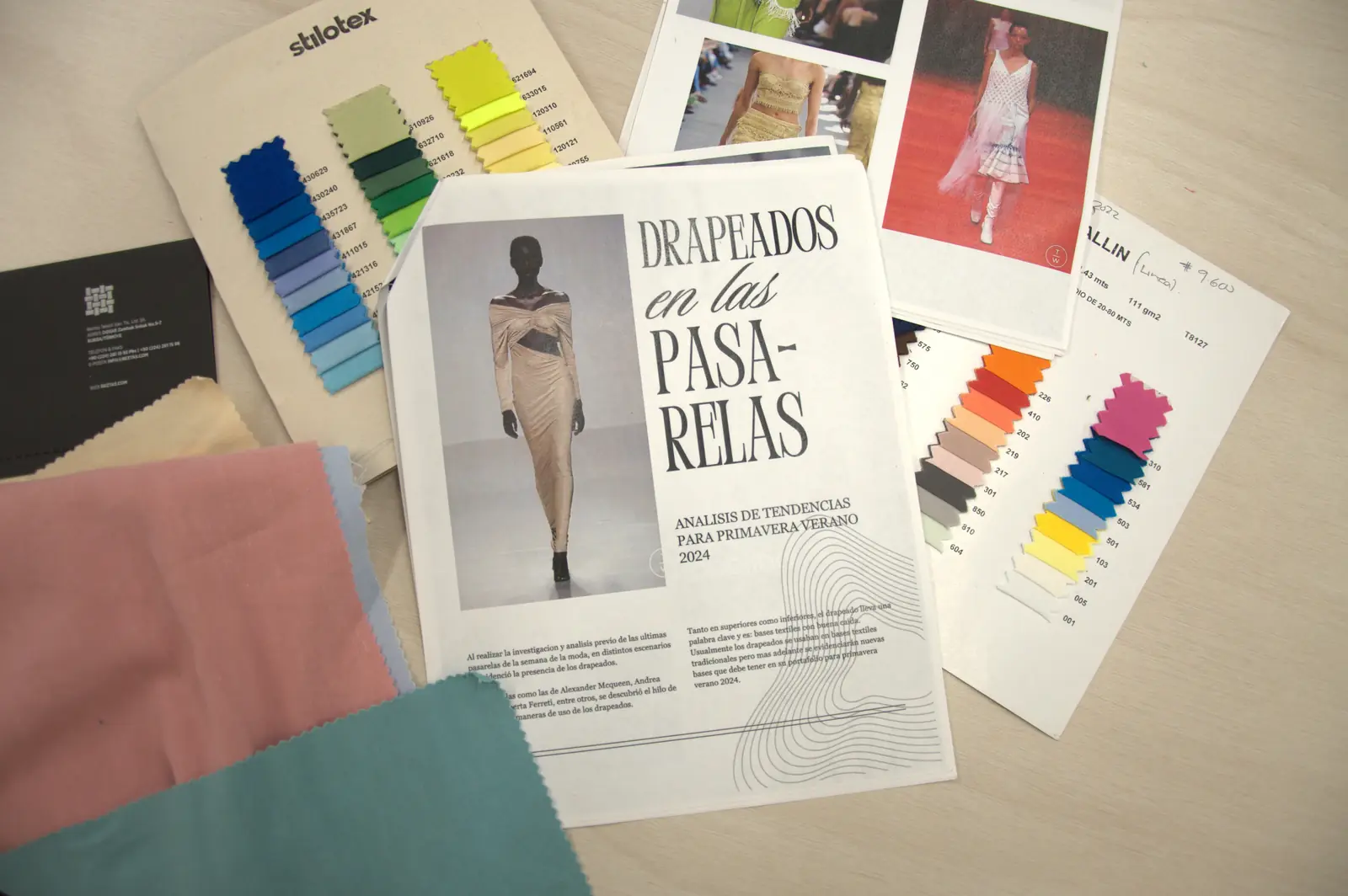 Carta de colores EKA y recortes de tendencias de moda en mesa de diseño GAT.