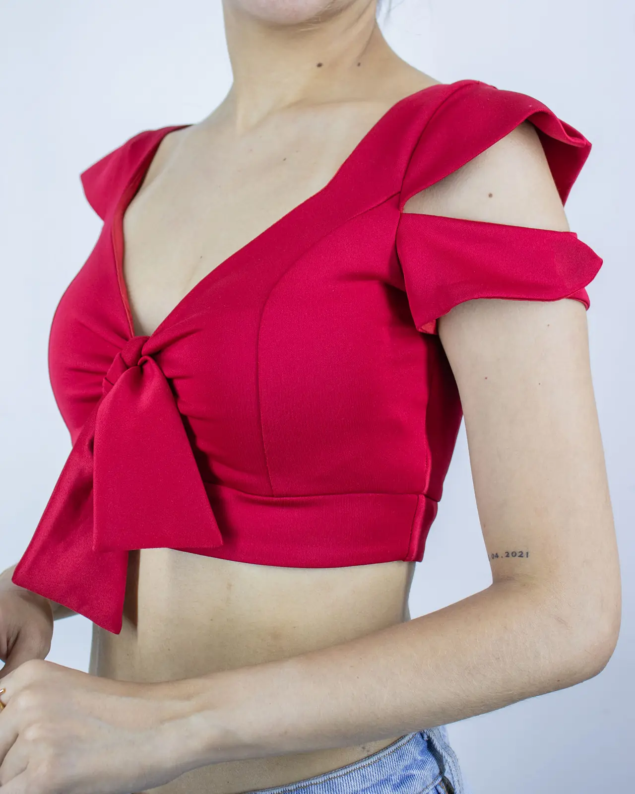 Blusa roja con lazo al frente y hombro descubierto, confección GAT