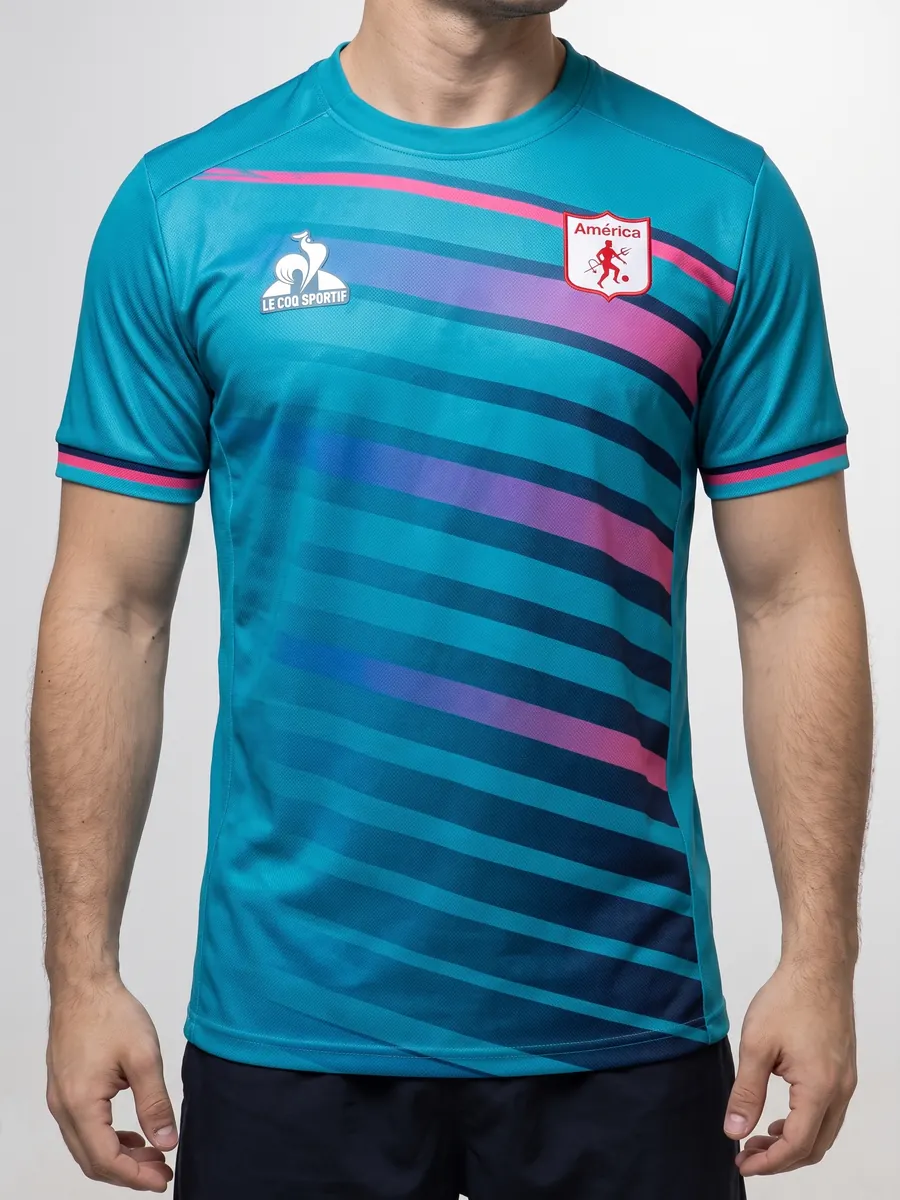 Camiseta de juego turquesa con sublimación por paneles, fabricada por GAT para el América de Cali